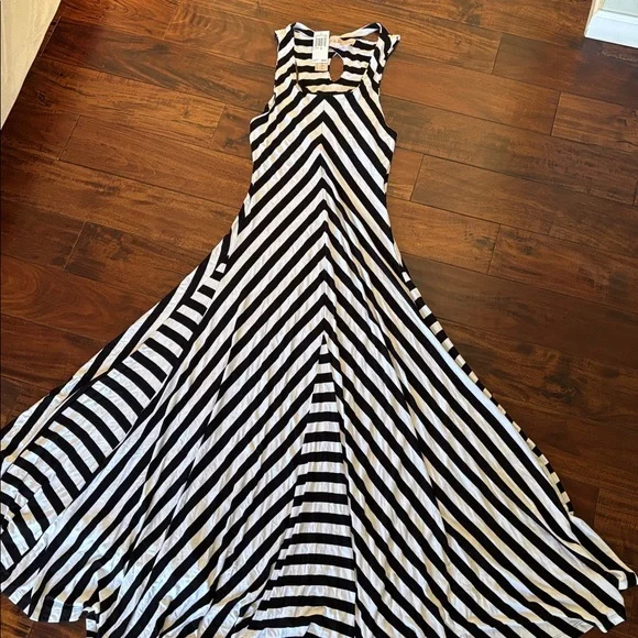 Philosophy | Black and White sardina Striped Maxi Dress - Picture 2 of 8